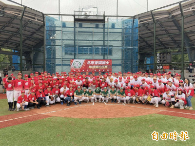 棒球》東園國小首屆OB賽300人回娘家 總教練賴敏男感動不已
