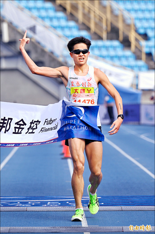 台體大施育佐 全馬首完賽就捧冠