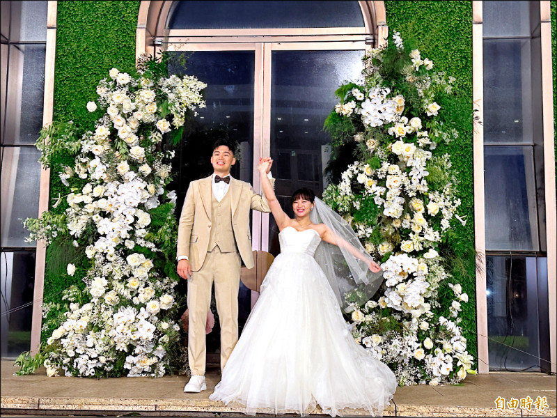 親朋見證交換誓詞 王齊麟婚宴超甜蜜