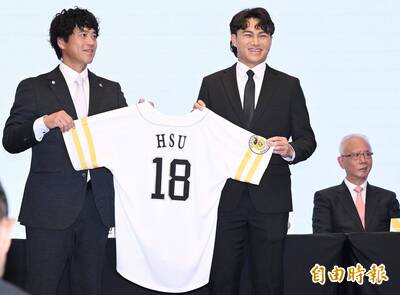 日職》歷史性的一刻  城島健司為徐若熙穿上軟銀鷹王牌18號球衣