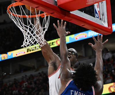 NBA》恩比德遭公牛史密斯顏扣 七六人「三巨頭」合體卻一勝難求