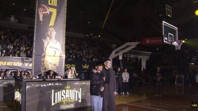 TPBL》最狂嘉賓！周董現身林書豪退休儀式 林驚喜噴垃圾話