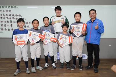 棒球》球芽本壘板獎狀太用心 整片都是刺繡出來的！