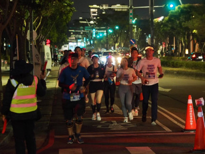 台中夜跑變炫了！炫光泡泡搭DJ音樂 吸逾5千名夜跑族新體驗