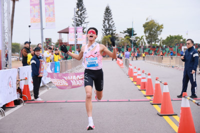 路跑》15歲林于辛放學後騎單車跨橋訓練 奪金門馬10K冠軍直呼好爽