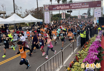 路跑》金門馬少了「戰鬥紅短褲」依然活力滿分  全馬男子組肯亞選手2小時17分32秒衝第一