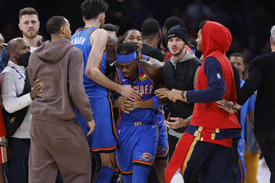 NBA》雷霆中止2連敗 賽後防守悍將多特與鵜鶘菜鳥上演「大場面」