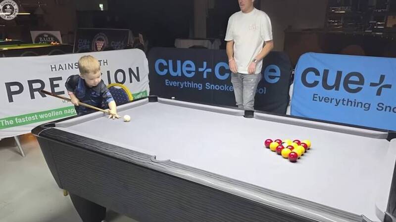 天才！ 英國2歲童破2項司諾克花式撞球金氏世界紀錄