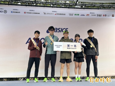 路跑》沒跑過這麼陡的！ 鄧新銓用「山的名偵探」手勢帥氣衝線