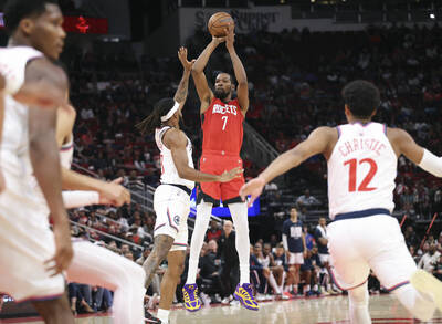 NBA》杜蘭特紀錄夜率隊力退快艇 「超級長腿」乳液廣告引熱議（影音）