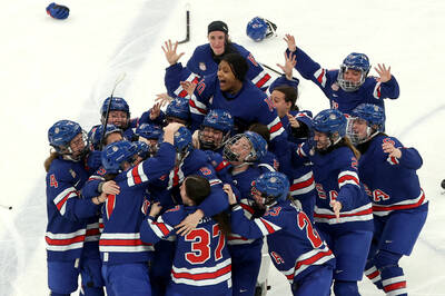 冬奧》延長賽逆轉勝 美國女子冰球隊擊敗加拿大奪冠