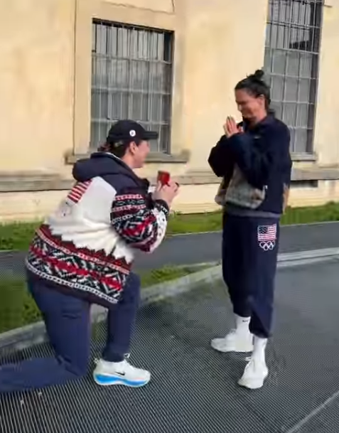 恭喜！美國冬奧女子冰球隊長奈特 向速滑女將鮑威求婚成功