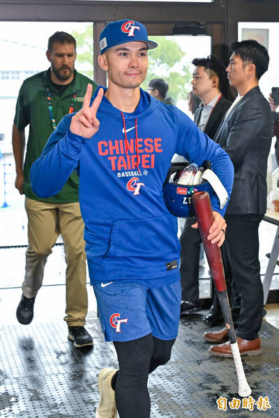 經典賽》費仔好親切  穿過「星光大道」看到台灣記者微笑比YA