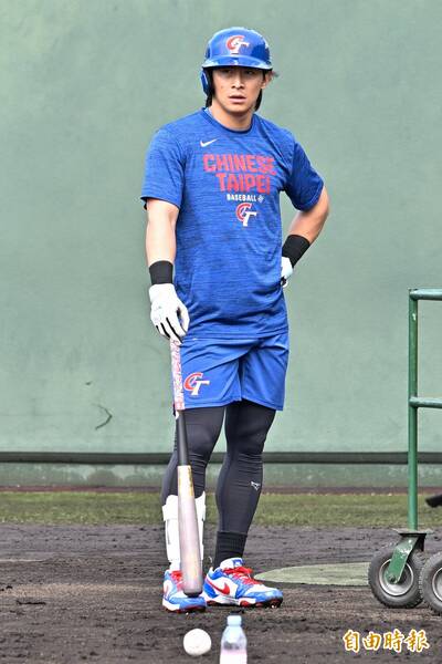 經典賽》不妙！陳傑憲被砸到左手指提前傷退  東蛋爆噓聲