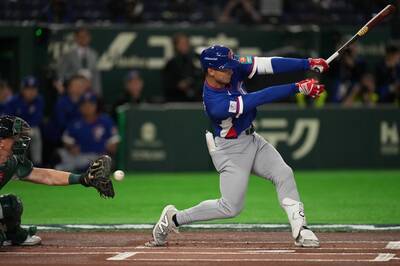 經典賽》太帥啦！費仔轟滿貫砲  台灣第1支長打出現了