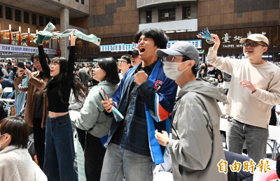 WBC台韓大戰贏了！ 中華電信北車公播化身最強應援主場