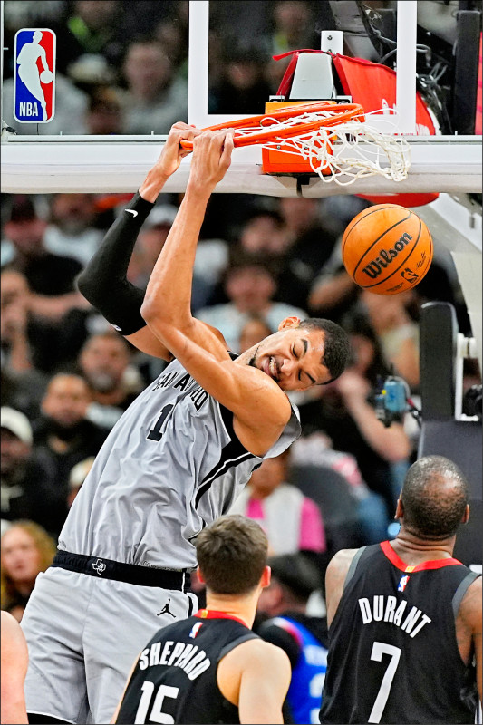 馬刺4連勝 進逼西霸天