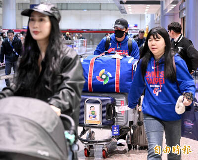 經典賽》陳傑憲偕子抵機場 球迷、媒體「1舉動」好貼心