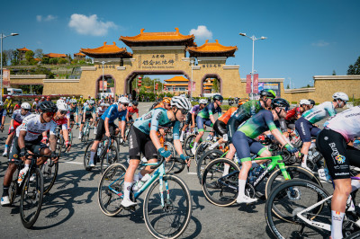 自由車環台賽》被大集團速度震撼！19歲黃暐程忍痛衝線嘆：太誇張了...