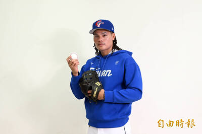 經典賽》包包掛滿經典小物 張育成特別介紹「少宏牌護唇膏」