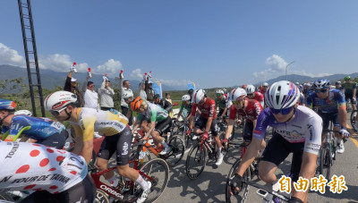 2026國際自由車環台公路大賽台東站  客家鄉親夾道加油、立委助理揮汗體驗