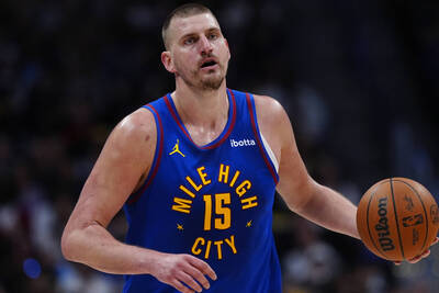 NBA》史上第一人！「小丑」超級大三元寫紀錄 金塊擺脫附加賽危機