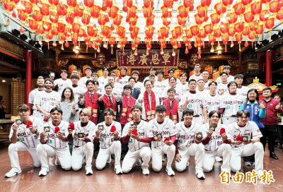 中職》機捷挺猿彩繪列車首航 張善政攜樂天桃猿祈福開球盼拚二連霸 中職》機捷挺猿彩繪列車首航 張善政攜樂天桃猿祈福開球盼拚二連霸