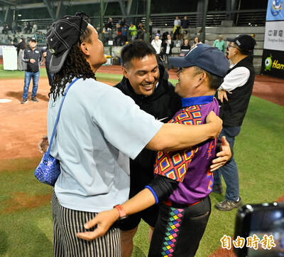 謝國城盃》到場見證「方校長」圓夢  張育成與恩師緊緊相擁