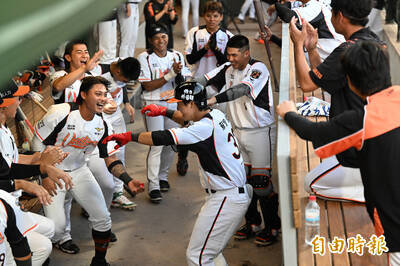 中職》神！統一獅四番夯亞太歷史首轟 追平兄弟的聯盟紀錄！