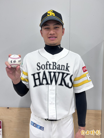 現場直擊》徐若熙秀出首勝球 由監督小久保裕紀親筆提字