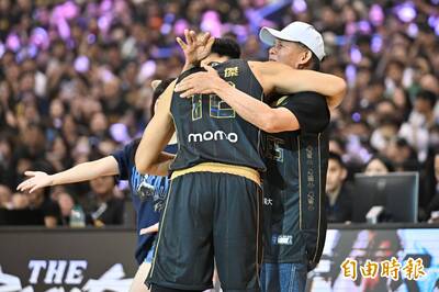 PLG》父親在引退賽開球林志傑感動落淚 半場打完勇士暫落後