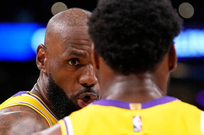 NBA季後賽》和兒子同台讓他直呼瘋狂！41歲詹皇表現回春還狂刷多項紀錄