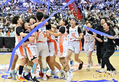 UBA冠軍賽》世新女籃延長賽險勝文化 勇奪隊史第6冠