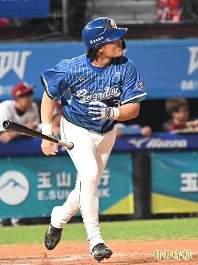 史上最老代打全壘打！富邦42歲王拔驚天一棒寫歷史