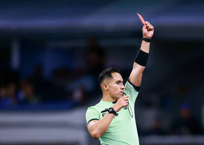 足球》挑釁時掩嘴、不服裁判擅離場 FIFA世界盃紅牌新規