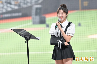 中職》台鋼雄鷹愛心連發 安芝儇帶傷演唱（圖輯）