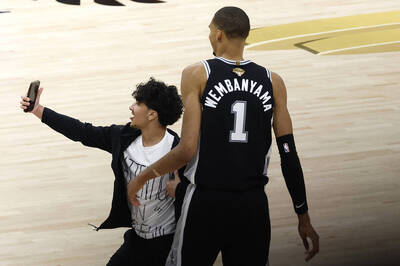 NBA總冠軍賽》球迷亂入自拍讓溫班亞瑪看傻 「不知道該怎麼反應...」