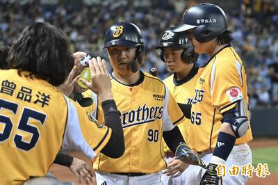 中職》兄弟對台鋼4局就「開魯閣」 暴打狂攻12分