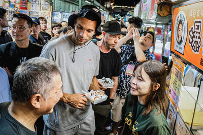 P:0:籃球》NBA灌籃王拉文逛中壢夜市 好愛台灣小吃