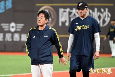 中職》兄弟隊長王威晨生涯首度守一壘  平野惠一用心良苦