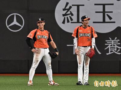 陳傑憲離奇接球失誤「兄弟反超」 餅總無言轉身離開