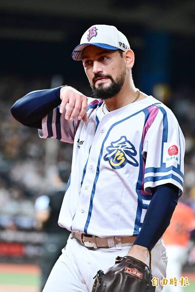 中職》好玄！勝騎士「離奇傳球」遭球評批不妥後 獅隊逆轉戰局
