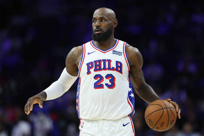 NBA》場上空中接力場外空中飛人  詹姆斯又被問搭直升機回應了