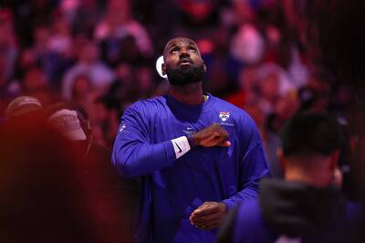 NBA》詹姆斯唱國歌時練揮桿？川普怒批：恥辱、不尊重國家（影音）