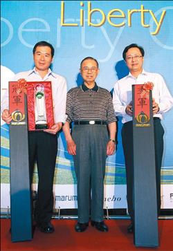 自由時報吳阿明董事長(中),與本次聯誼賽冠、季軍合照。 自由時報吳阿明董事長(中),與本次聯誼賽冠、季軍合照。