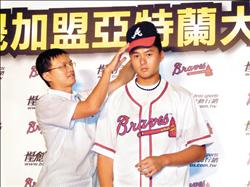 年輕投手黃偉晟(右)正式加盟美國職棒勇士隊,也是南英商工第5名旅美球員。(記者黃照敦攝) 年輕投手黃偉晟(右)正式加盟美國職棒勇士隊,也是南英商工第5名旅美球員。(記者黃照敦攝)