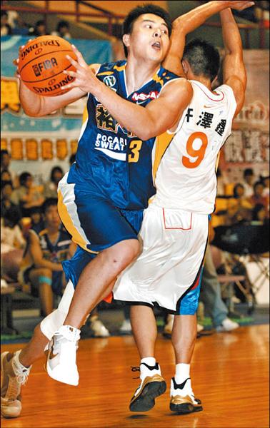 第五季SBL結束落幕後，休息4個多月的「飛人」陳信安（左）首度亮相，於觀護盃賽事牛刀小試。（記者孫傳賢攝）