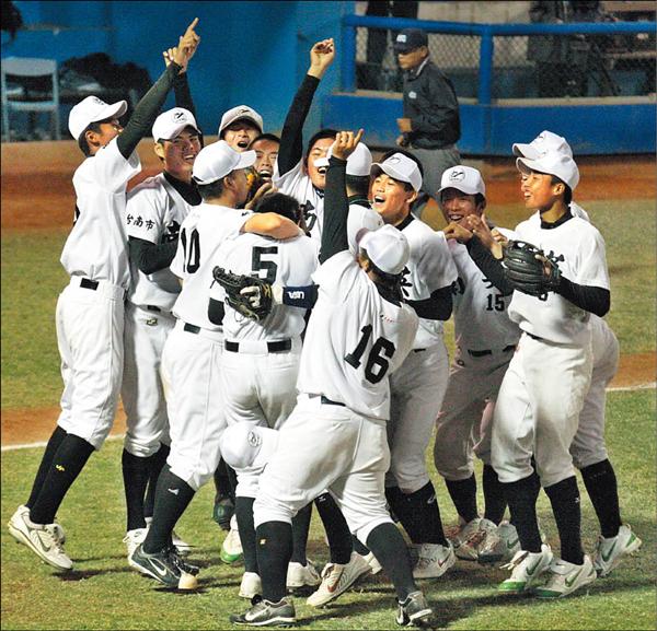 南英商工在總冠軍戰第二場獲勝後,與穀保扳成平手,球員開心地擁抱此役先發投手張耿豪。<br>(記者詹朝陽攝) 南英商工在總冠軍戰第二場獲勝後,與穀保扳成平手,球員開心地擁抱此役先發投手張耿豪。<br>(記者詹朝陽攝)