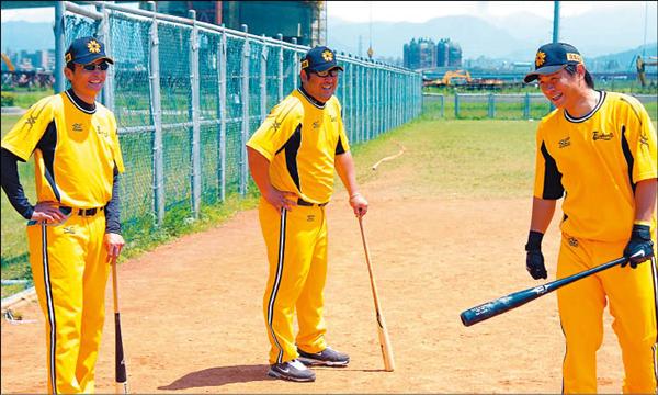 象隊新任總教練中入伸（中）接任總教練後，昨天帶領球隊練球，與「恰恰」彭政閔（右）、新任守備教練馮勝賢（左）相處融洽。（記者朱沛雄攝）<br>