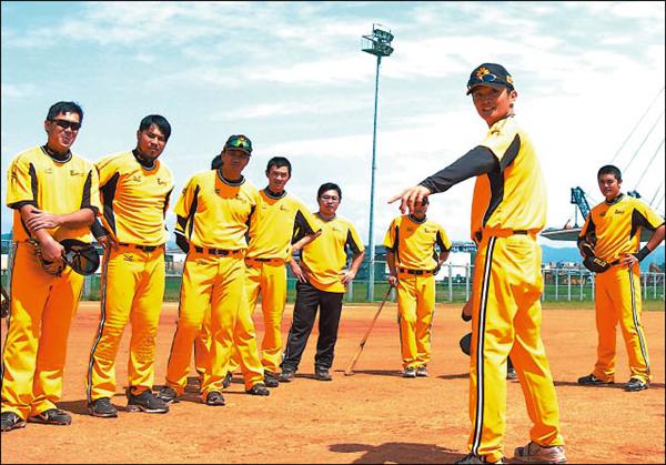 象隊本季失誤過多，導致戰績不佳，新任一軍守備教練馮勝賢（右二）責任重大。（記者朱沛雄攝）